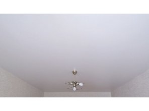 Монтаж потолка в гостиной 16 м2 с использованием пленки VIPCEILING серии MONLANGE S9020 (3.25)