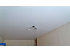 Монтаж потолка в спальне 14 м2 с использованием пленки VIPCEILING серии MONLANGE M9001 (2.15)