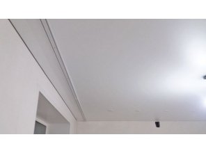 Монтаж потолка в квартире 19 м2 с использованием пленки VIPCEILING серии MONLANGE M9001 (3.80)