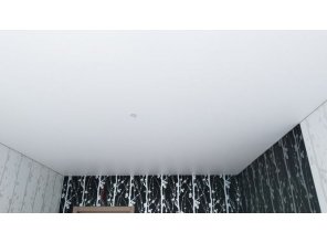 Монтаж потолка в спальне 15 м2 с использованием пленки VIPCEILING серии MONLANGE M9001 (3.25)