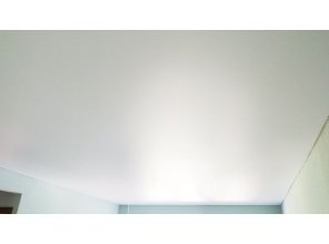 Монтаж потолка в гостиной 17 м2 с использованием пленки VIPCEILING серии MONLANGE M9001 (3.25)