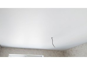 Монтаж потолка на кухне 9 м2 с использованием пленки VIPCEILING серии MONLANGE M9001 (3.25)