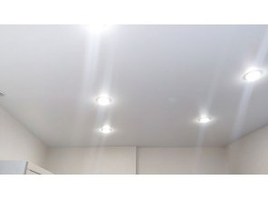 Монтаж потолка на кухне 10 м2 с использованием пленки VIPCEILING серии MONLANGE M9001 (3.25)