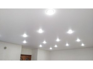 Монтаж потолка для зала 20 м2 с использованием пленки VIPCEILING серии MONLANGE M9001 (4.00)