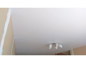 Монтаж потолка в гостиной 22 м2 с использованием пленки VIPCEILING серии MONLANGE M9001 (3.25)