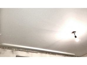 Монтаж потолка на кухне 8 м2 с использованием пленки VIPCEILING серии MONLANGE M9001 (2.60)