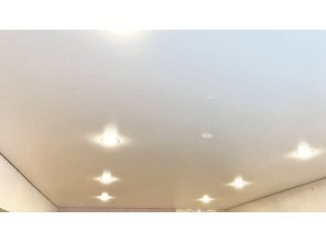 Монтаж потолка в гостиной 18 м2 с использованием пленки VIPCEILING серии MONLANGE S9020 (3.25)