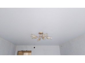 Монтаж потолка в спальне 18 м2 с использованием пленки VIPCEILING серии MONLANGE M9001 (3.25)