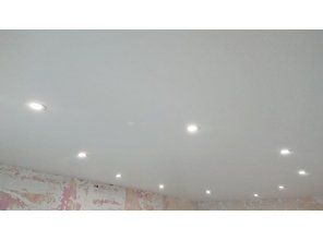 Монтаж потолка в гостиной 17 м2 с использованием пленки VIPCEILING серии MONLANGE S9020 (3.25)