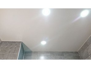 Монтаж потолка в ванной 4 м2 с использованием пленки VIPCEILING серии MONLANGE L9057 (3.50)