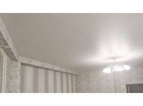 Монтаж потолка в гостиной 25 м2 с использованием пленки VIPCEILING серии MONLANGE M9001 (3.50)