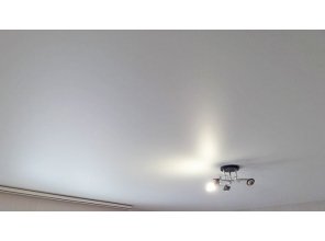 Монтаж потолка в спальне 16 м2 с использованием пленки VIPCEILING серии MONLANGE M9001 (2.15)