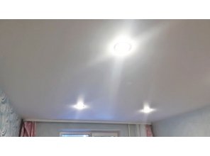 Монтаж потолка в спальне 12 м2 с использованием пленки VIPCEILING серии MONLANGE M9001 (3.25)
