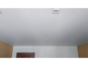 Монтаж потолка в спальне 15 м2 с использованием пленки VIPCEILING серии MONLANGE M9001 (3.50)