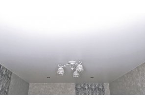 Монтаж потолка в гостиной 14 м2 с использованием пленки VIPCEILING серии MONLANGE S9020 (3.25)