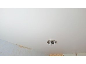 Монтаж потолка в спальне 11 м2 с использованием пленки VIPCEILING серии MONLANGE M9001 (2.60)