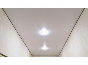 Монтаж потолка в коридоре 9 м2 с использованием пленки VIPCEILING серии MONLANGE M9001 (2.60)
