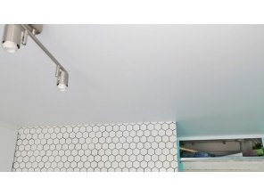 Монтаж потолка на кухне 6 м2 с использованием пленки VIPCEILING серии MONLANGE M9001 (2.60)