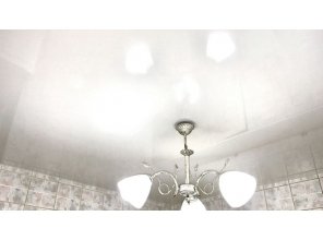 Монтаж потолка на кухне 6 м2 с использованием пленки VIPCEILING серии MONLANGE L9001 (2.60)