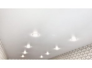 Монтаж потолка в спальне 13 м2 с использованием пленки VIPCEILING серии MONLANGE M9001 (2.60)