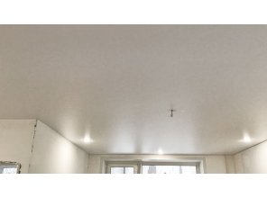 Монтаж потолка в квартире 19 м2 с использованием пленки VIPCEILING серии MONLANGE M9001 (4.00)