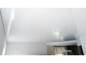 Монтаж потолка в деревянном доме 26 м2 с использованием пленки VIPCEILING серии MONLANGE L9001 (5.45)