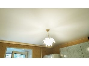 Монтаж потолка на кухне 9 м2 с использованием пленки VIPCEILING серии MONLANGE M9001 (3.25)