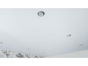 Монтаж потолка в спальне 14 м2 с использованием пленки VIPCEILING серии MONLANGE M9001 (3.50)