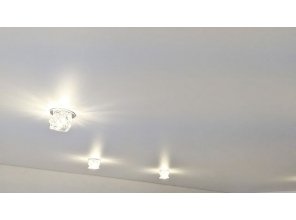 Монтаж потолка в спальне 13 м2 с использованием пленки VIPCEILING серии MONLANGE M9001 (3.25)