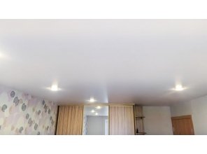 Монтаж потолка в гостиной 16 м2 с использованием пленки VIPCEILING серии MONLANGE S9020 (3.25)