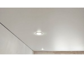 Монтаж потолка в гостиной 17 м2 с использованием пленки VIPCEILING серии MONLANGE M9001 (3.50)
