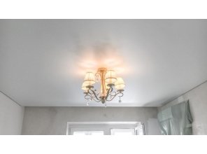 Монтаж потолка в спальне 15 м2 с использованием пленки VIPCEILING серии MONLANGE M9001 (3.25)