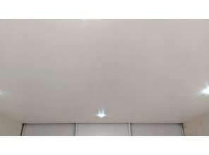 Монтаж потолка в спальне 10 м2 с использованием пленки VIPCEILING серии MONLANGE F9012 (3.50)
