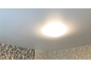 Монтаж потолка в гостиной 16 м2 с использованием пленки VIPCEILING серии MONLANGE M9001 (4.00)