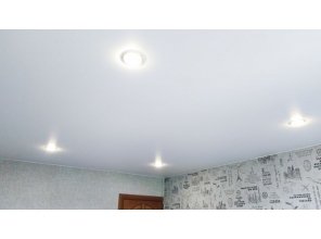 Монтаж потолка в спальне 12 м2 с использованием пленки VIPCEILING серии MONLANGE M9001 (3.25)