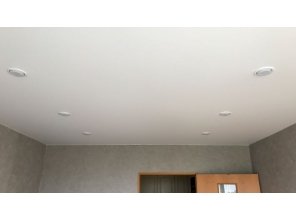 Монтаж потолка в спальне 12 м2 с использованием пленки VIPCEILING серии MONLANGE M9001 (3.25)