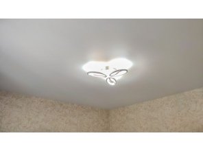 Монтаж потолка в спальне 14 м2 с использованием пленки VIPCEILING серии MONLANGE M9001 (2.60)