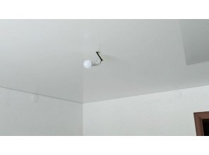 Монтаж потолка в спальне 13 м2 с использованием пленки VIPCEILING серии MONLANGE L9001 (3.25)