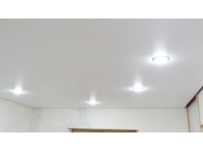 Монтаж потолка в спальне 14 м2 с использованием пленки VIPCEILING серии MONLANGE M9001 (3.25)