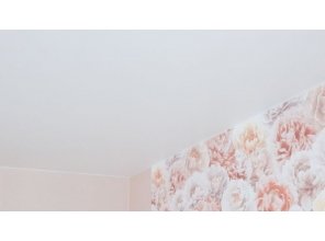 Монтаж потолка в гостиной 18 м2 с использованием пленки VIPCEILING серии MONLANGE M9001 (4.35)