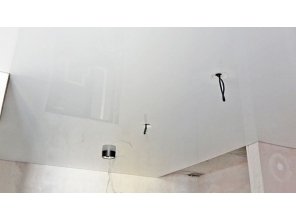 Монтаж потолка в квартире 30 м2 с использованием пленки VIPCEILING серии MONLANGE L9001 (5.45)