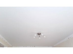 Монтаж потолка на кухне 16 м2 с использованием пленки VIPCEILING серии MONLANGE M9001 (3.25)