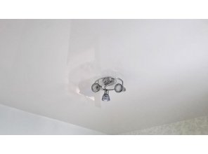 Монтаж потолка на кухне 9 м2 с использованием пленки VIPCEILING серии MONLANGE L9001 (2.60)