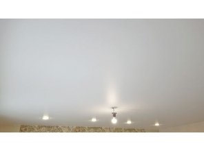 Монтаж потолка в гостиной 14 м2 с использованием пленки VIPCEILING серии MONLANGE M9001 (4.00)