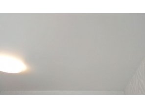 Монтаж потолка в гостиной 19 м2 с использованием пленки VIPCEILING серии MONLANGE M9001 (4.35)