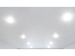 Монтаж потолка в гостиной 17 м2 с использованием пленки VIPCEILING серии MONLANGE M9001 (3.25)