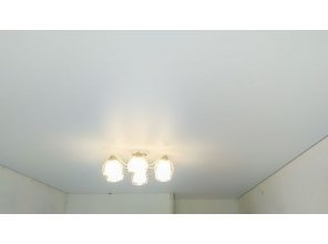 Монтаж потолка на кухне 14 м2 с использованием пленки VIPCEILING серии MONLANGE M9001 (3.25)