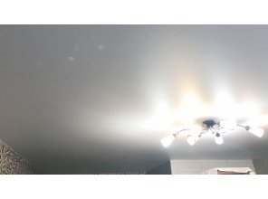 Монтаж потолка в гостиной 21 м2 с использованием пленки VIPCEILING серии MONLANGE M9001 (4.35)