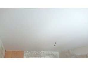 Монтаж потолка в спальне 13 м2 с использованием пленки VIPCEILING серии MONLANGE M9001 (3.25)