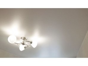 Монтаж потолка в спальне 10 м2 с использованием пленки VIPCEILING серии MONLANGE M9001 (2.60)